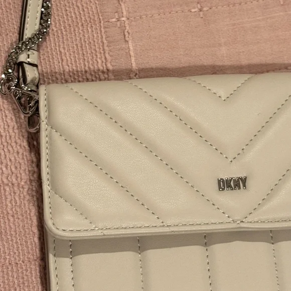 Authentic NWOT, Sina Wok Mix Quilt Crossbody/Silver Chain - Picture 2 of 11